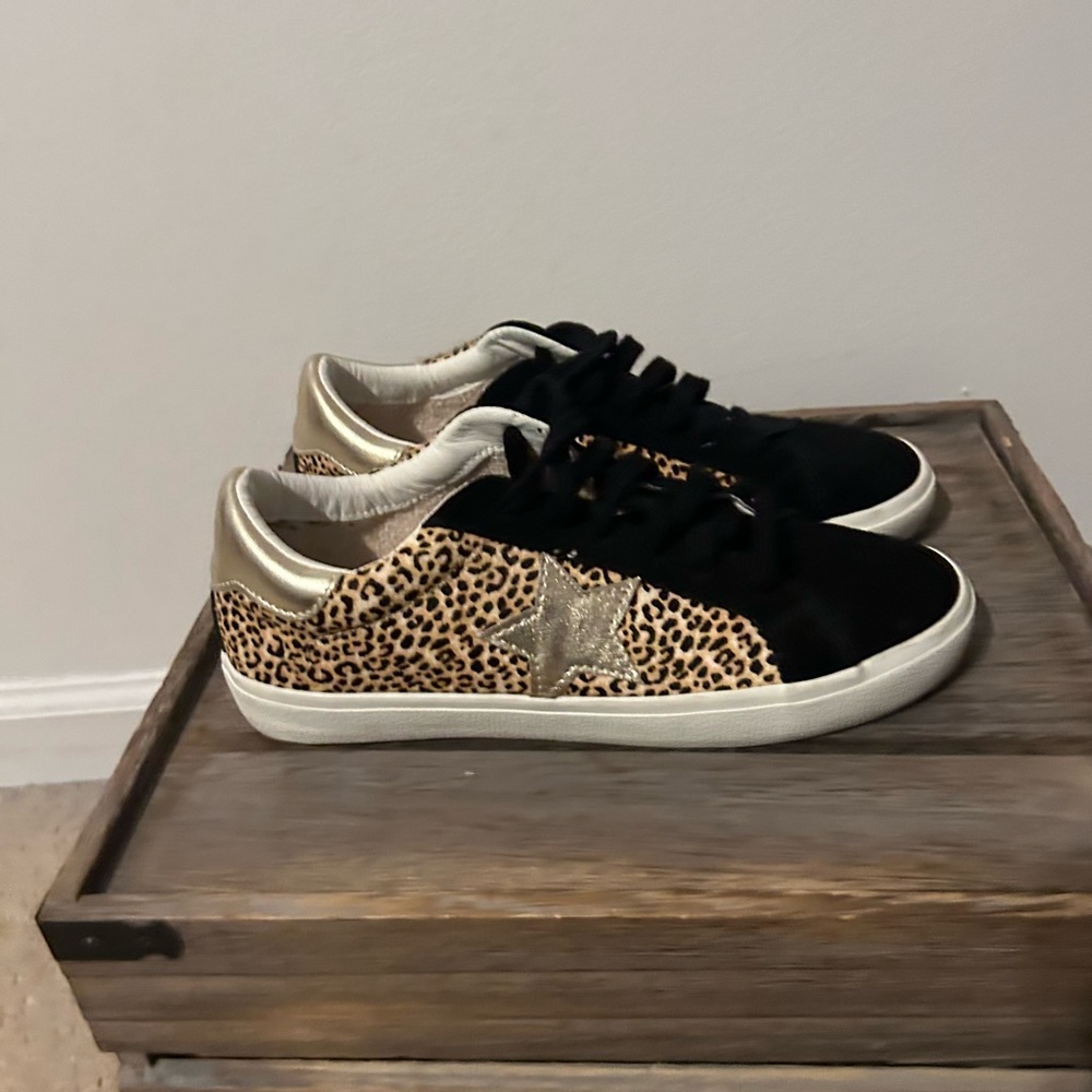 VINTAGE HAVANA Brooke Leopard-Print Calf Hair Sneakers women’s size 8